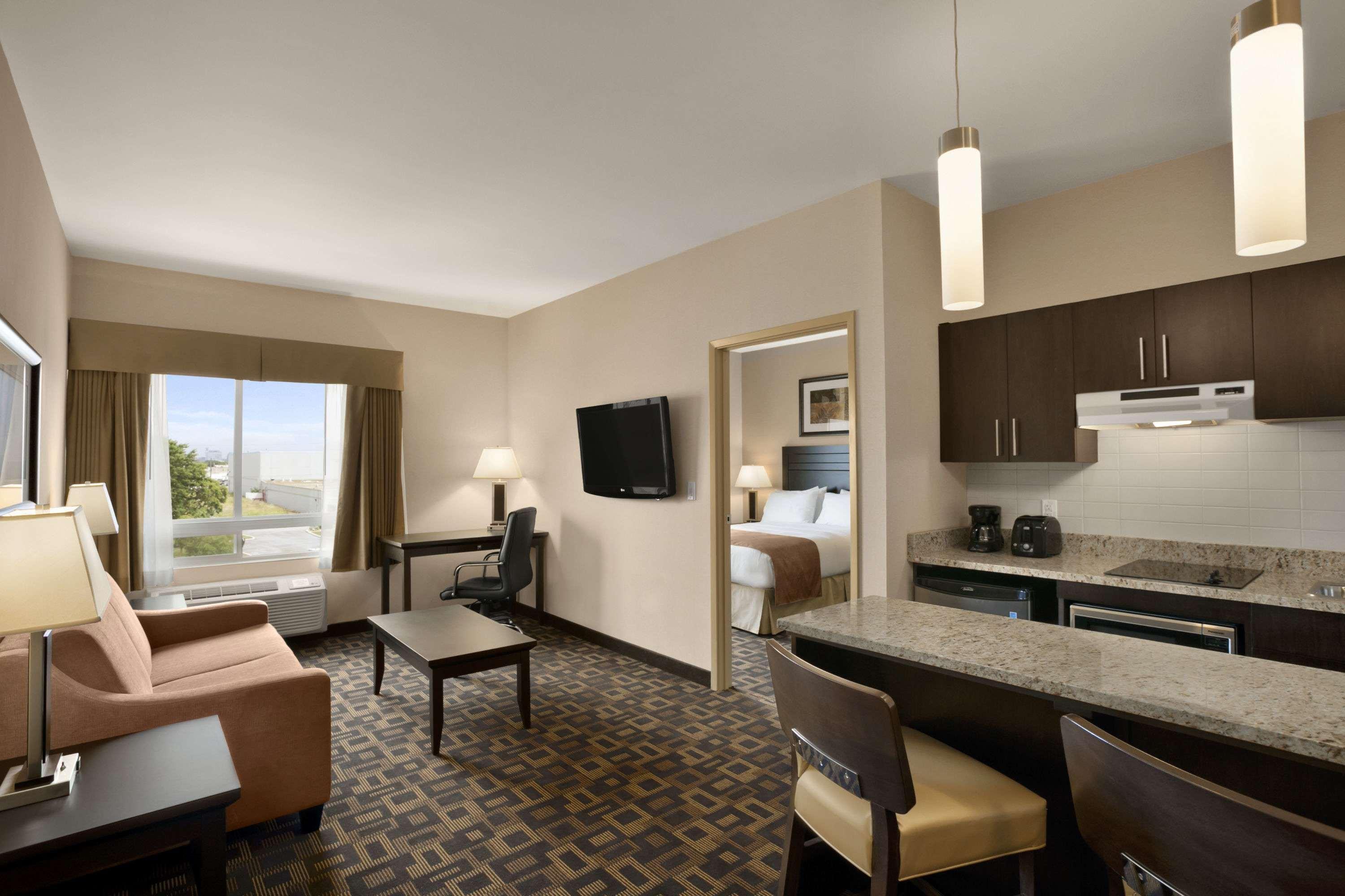 Days Inn & Suites By Wyndham Winnipeg Airport Manitoba Buitenkant foto