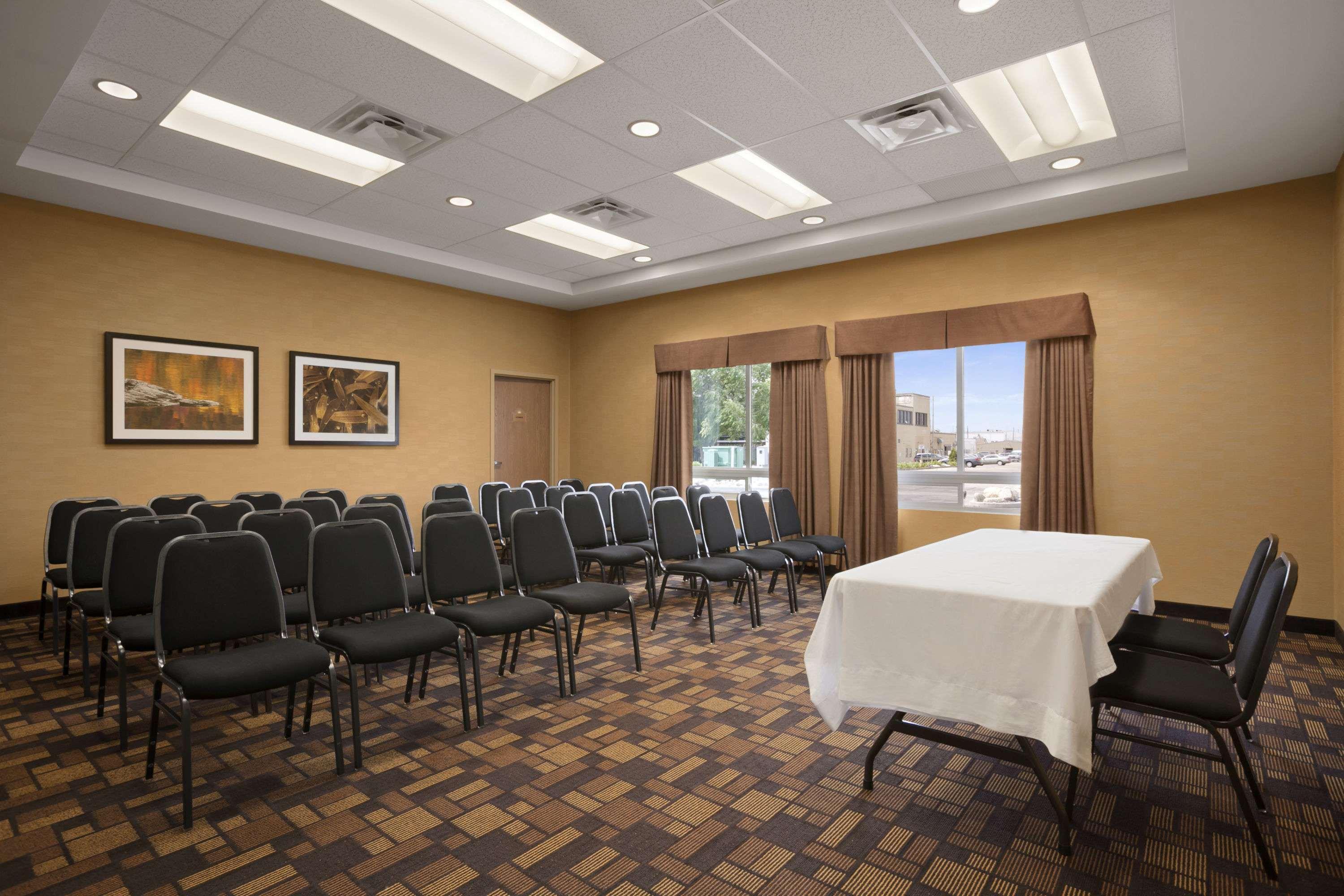 Days Inn & Suites By Wyndham Winnipeg Airport Manitoba Buitenkant foto