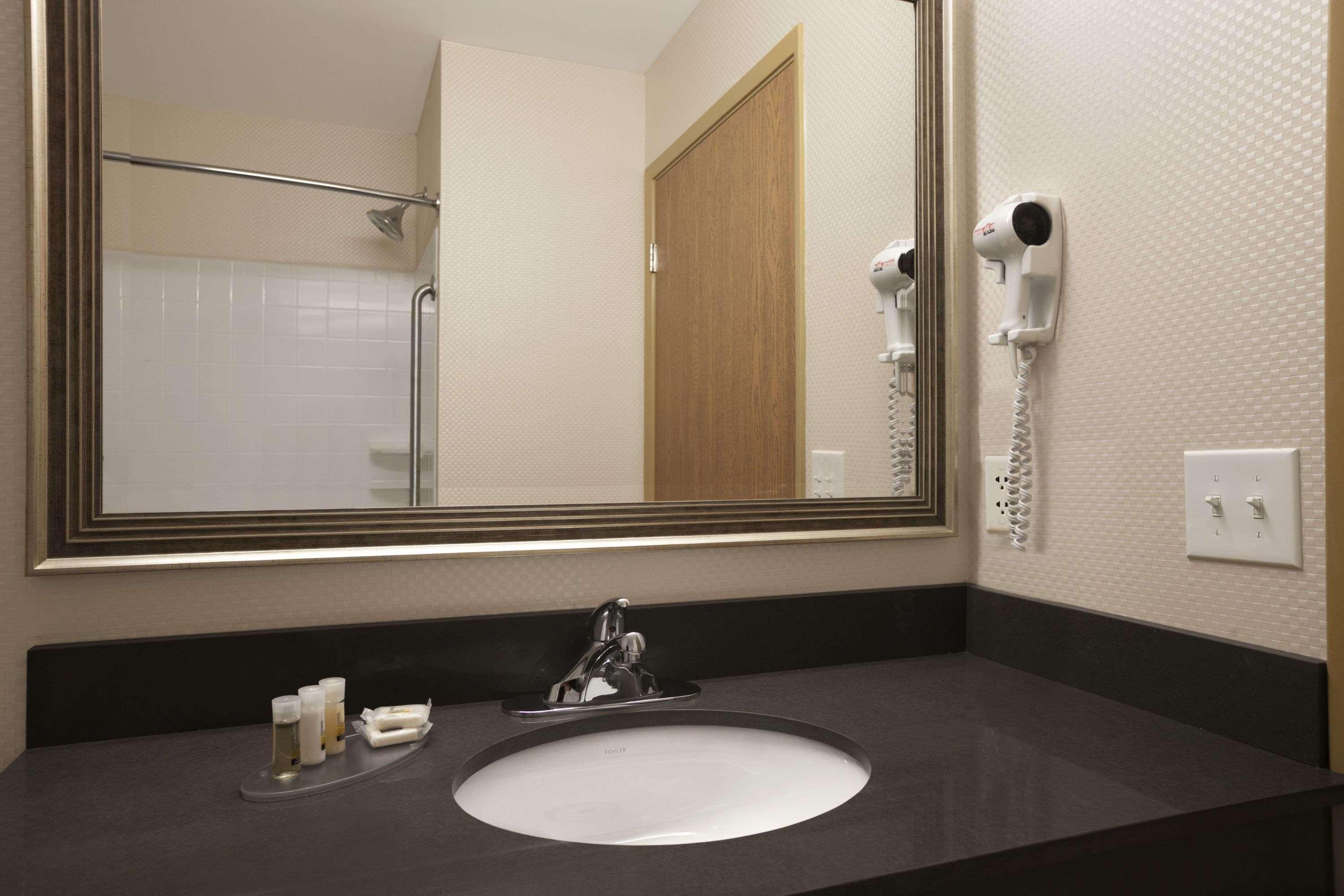 Days Inn & Suites By Wyndham Winnipeg Airport Manitoba Buitenkant foto