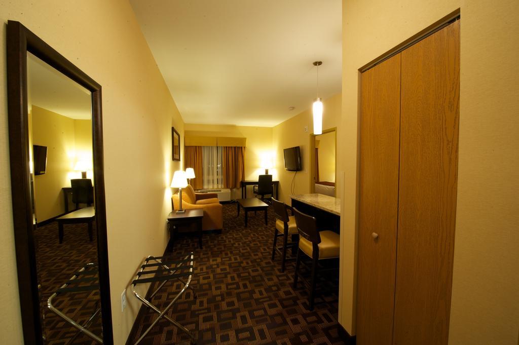 Days Inn & Suites By Wyndham Winnipeg Airport Manitoba Buitenkant foto