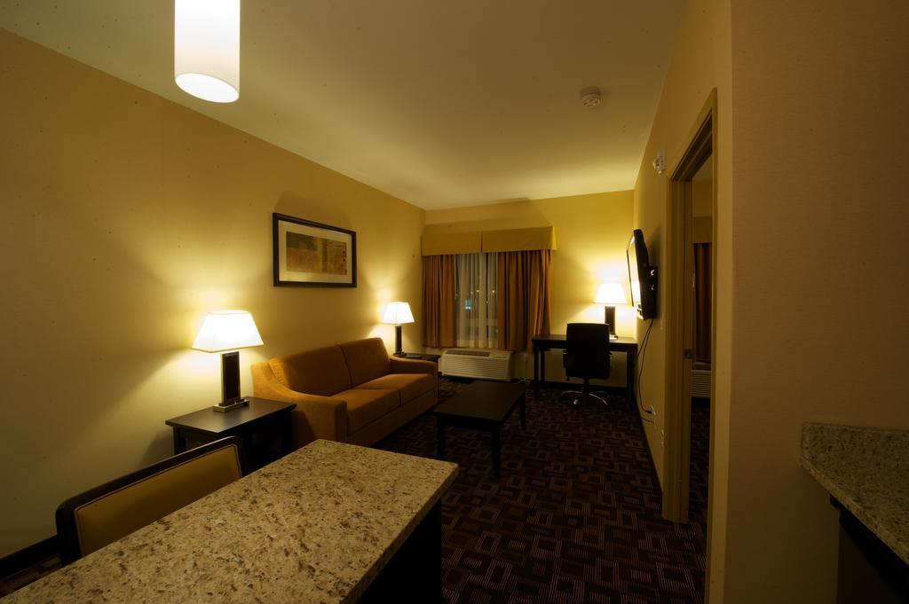 Days Inn & Suites By Wyndham Winnipeg Airport Manitoba Buitenkant foto